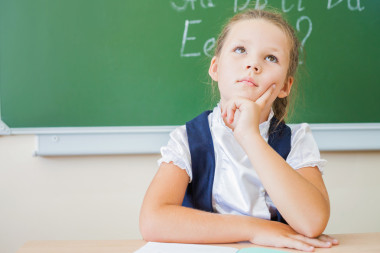 桌面背景的學(xué)生坐在辦公桌前做作