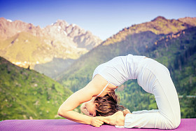 亚洲女人在山上做瑜伽