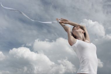 微笑著的年輕女人圖片