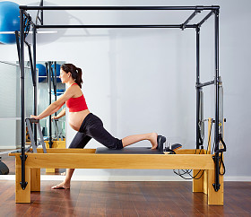 孕妇普拉提重整凯迪拉克行使