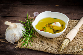 经验丰富的橄榄油、 蒜和迷迭香