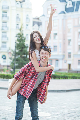 幸福的年轻夫妇在城市里欢笑爱情故事系列
