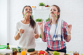 女人准备的健康食品和蔬菜在厨房玩玩概念节食营养
