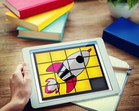 用平板电脑和启动概念的人