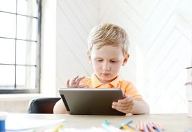 可爱的男孩在家里图片