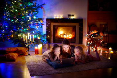 母親和女兒使用平板電腦圖片