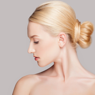 美麗的臉-上白色孤立的時尚女人。皮膚護理概念