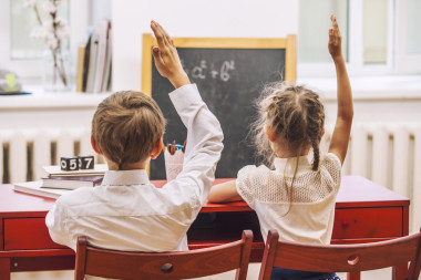 男孩和女孩在學(xué)校的孩子有一個快樂