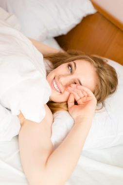 年輕的女士想要醒來