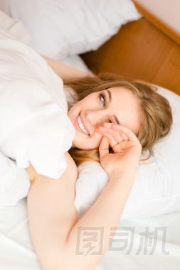 年輕的女士想要醒來