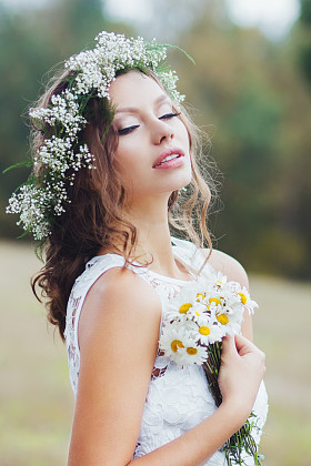 年轻的新娘在花圈图片