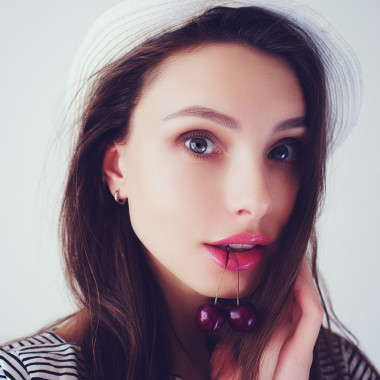 樱桃在嘴里的女孩