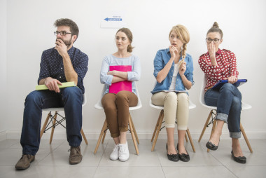 有趣的同事在办公室里工作图片