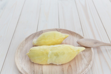 在木桌上的木板材的黃色榴蓮