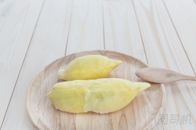 在木桌上的木板材的黃色榴蓮