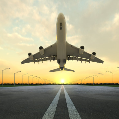 在日落機(jī)場(chǎng)起飛飛機(jī)圖片