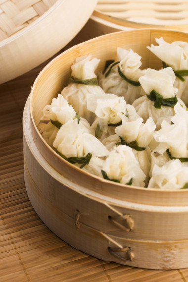 中國餃子在蒸籠圖片