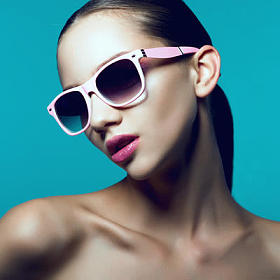 清洁皮肤的漂亮女孩