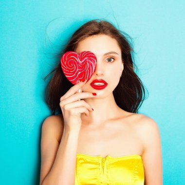 黑發(fā)的女孩，用手中的糖果圖片