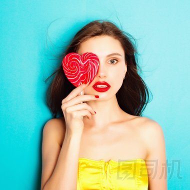 黑發(fā)的女孩，用手中的糖果圖片