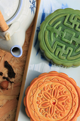 中秋月饼和热茶-中国蛋糕图片