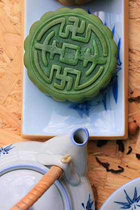 中秋月饼和热茶-中国蛋糕