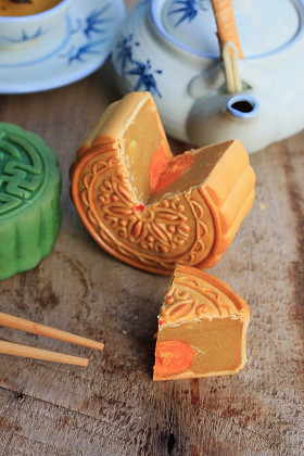 中秋月饼和热茶-中国蛋糕图片