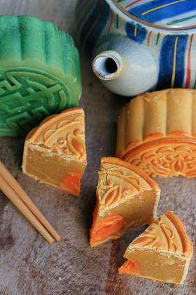 中秋月饼和热茶-中国蛋糕图片