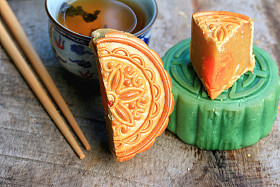 中秋月饼和热茶-中国蛋糕图片