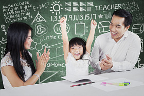 自豪的父母为他们的孩子鼓