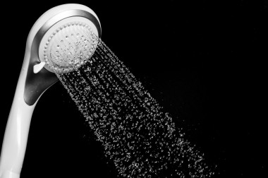 現(xiàn)代的淋浴頭及自來水上黑色酒泉孤立