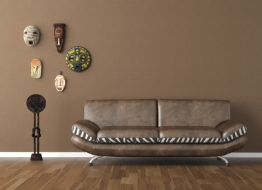 褐色的墻壁與部落面具和沙發(fā)