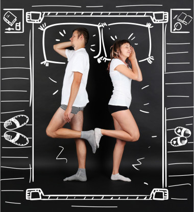 躺在床上的年輕夫婦圖片