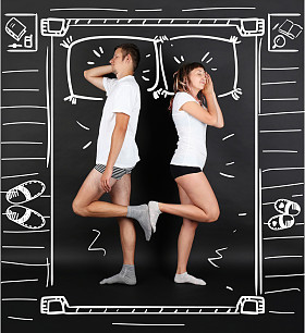 躺在床上的年轻夫妇图片