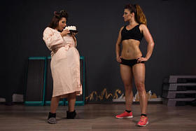 运动女孩 vs 胖女人照片