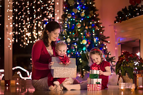 母亲和孩子在家里在圣诞前夜图片