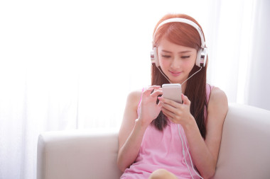 女人享受在家的音乐图片