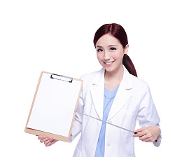 女人用听诊器持有剪贴板