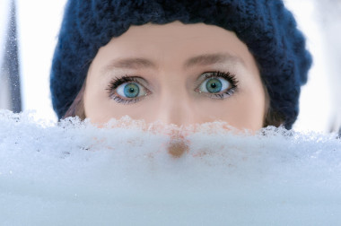 冬季開(kāi)車(chē)-女人看進(jìn)車(chē)?yán)镎掌?>
                        </a>
                        <div   id=