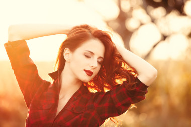 美丽的女孩穿着格子呢外衣