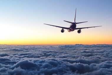 在空中飛走的飛機圖片