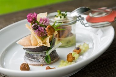 Samlet 在板上的草藥和蘑菇