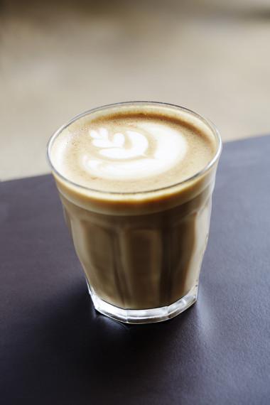 刷新在玻璃中的拿鐵咖啡圖片