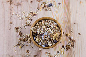 干玉米片和牛奶什锦早餐在桌上。顶视图