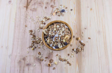 干玉米片和牛奶什錦早餐在桌上。頂視圖