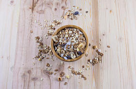 干玉米片和牛奶什锦早餐在桌上。顶视图