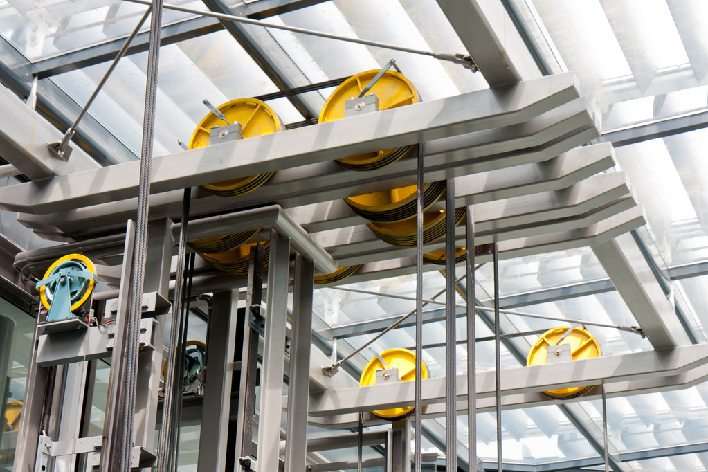 在一座现代化的大楼举行开放钢电梯轴的框架 在一座现代化的大楼举行开放钢电梯轴的框架