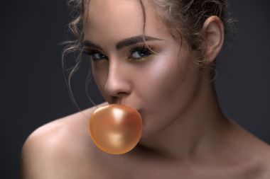 一个漂亮的模特看起来在相机里 infl 的肖像