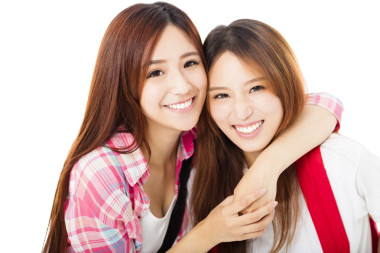 兩個(gè)人因?yàn)殚_心少女學(xué)生女孩上白色孤立