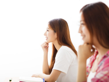 微笑的青年學生，與其他人在教室